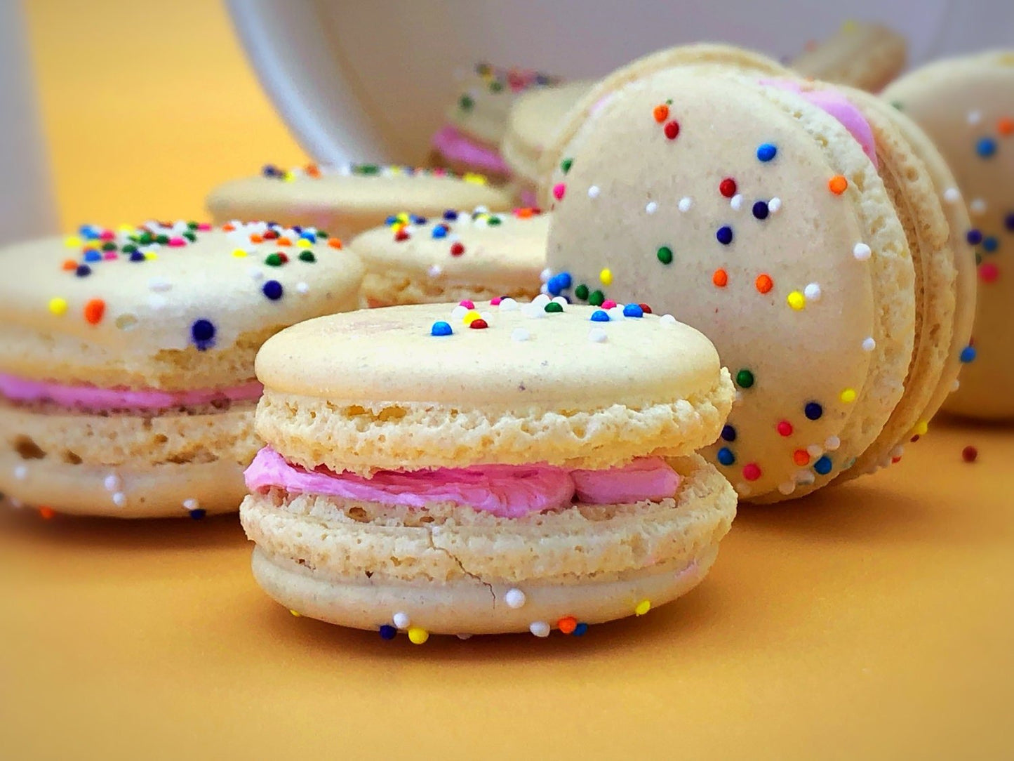 6 Pack birthday cake macarons | ideal for celebratory events. - Macaron Centrale