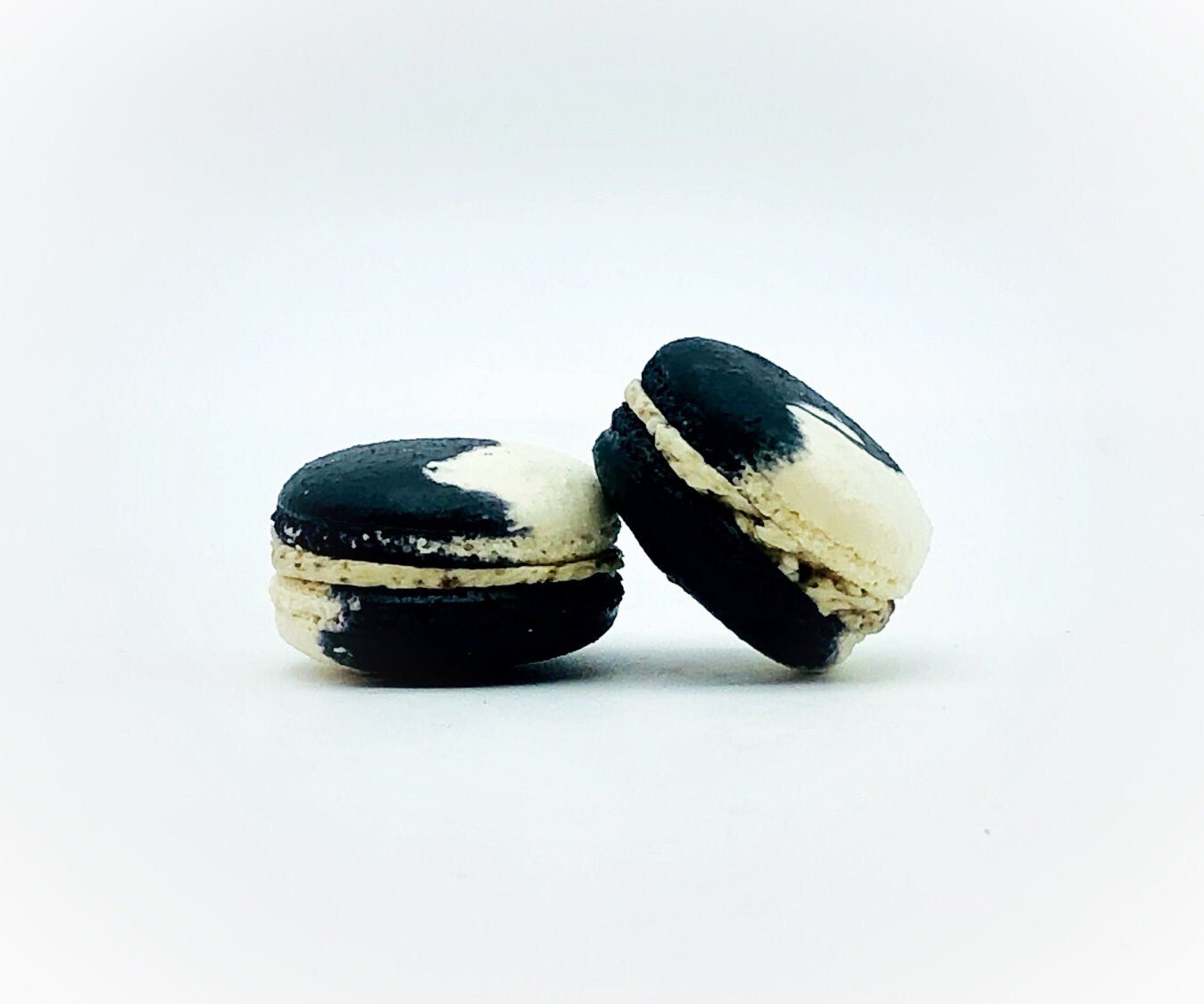 6 Pack Grass Jelly French Macarons | Perfect for your next celebratory events. - Macaron Centrale