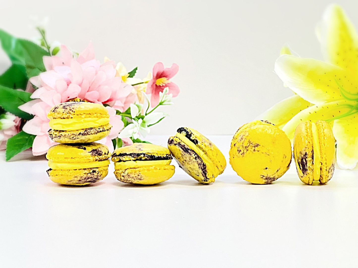 6 Pack lemon blackberry macarons | ideal for celebratory events. - Macaron Centrale