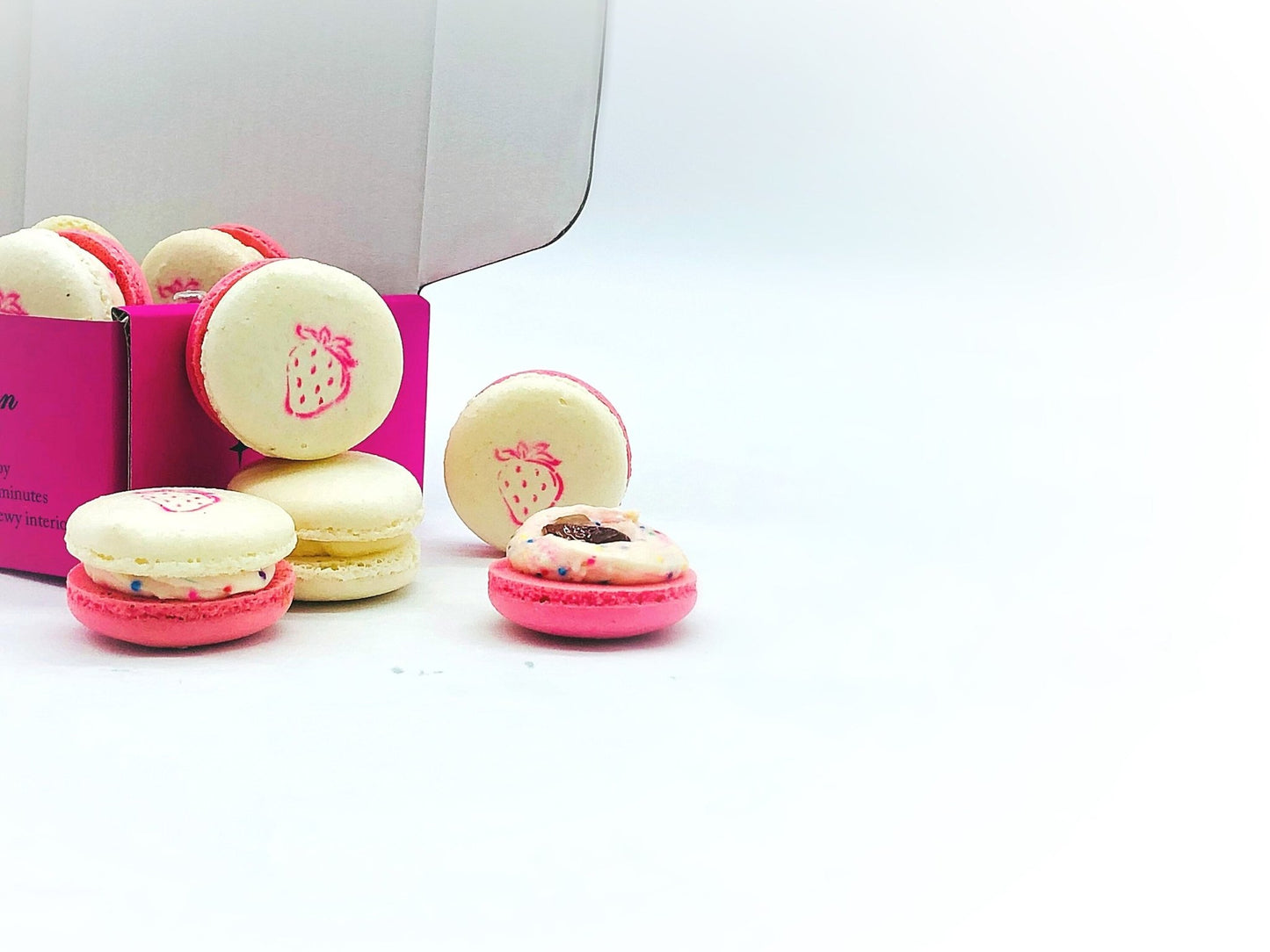 6 Pack Strawberry Sundae French Macarons - Macaron Centrale