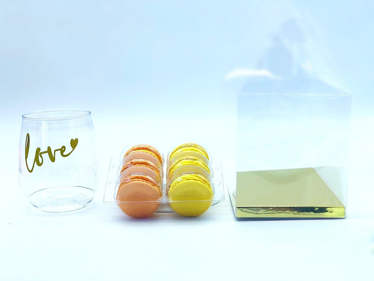 Macarons gift set with customizable stemless wine glass | perfect for your next virtual party - Macaron Centralegold
