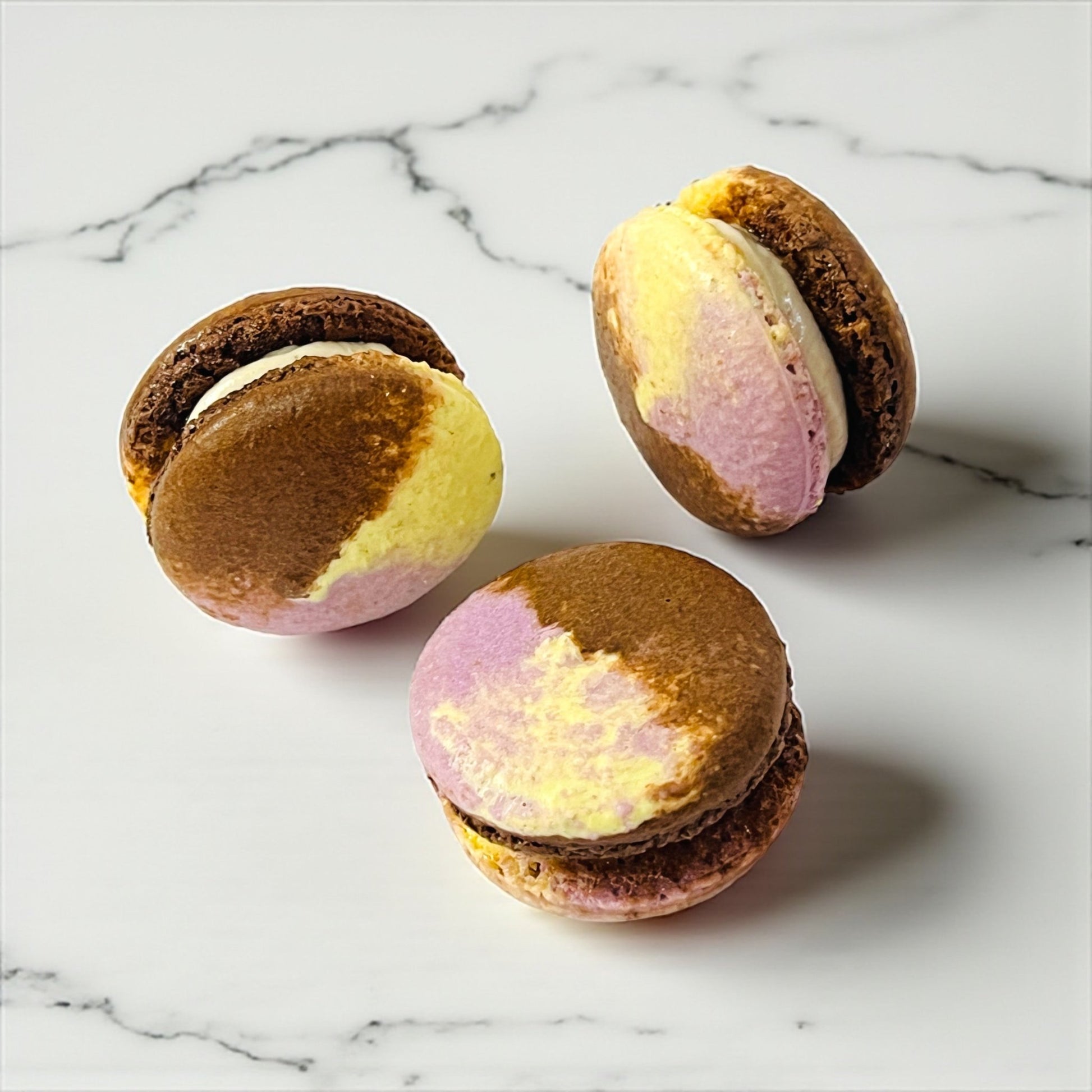 50 Pack Chai au Miel French Macarons - Macaron Centrale