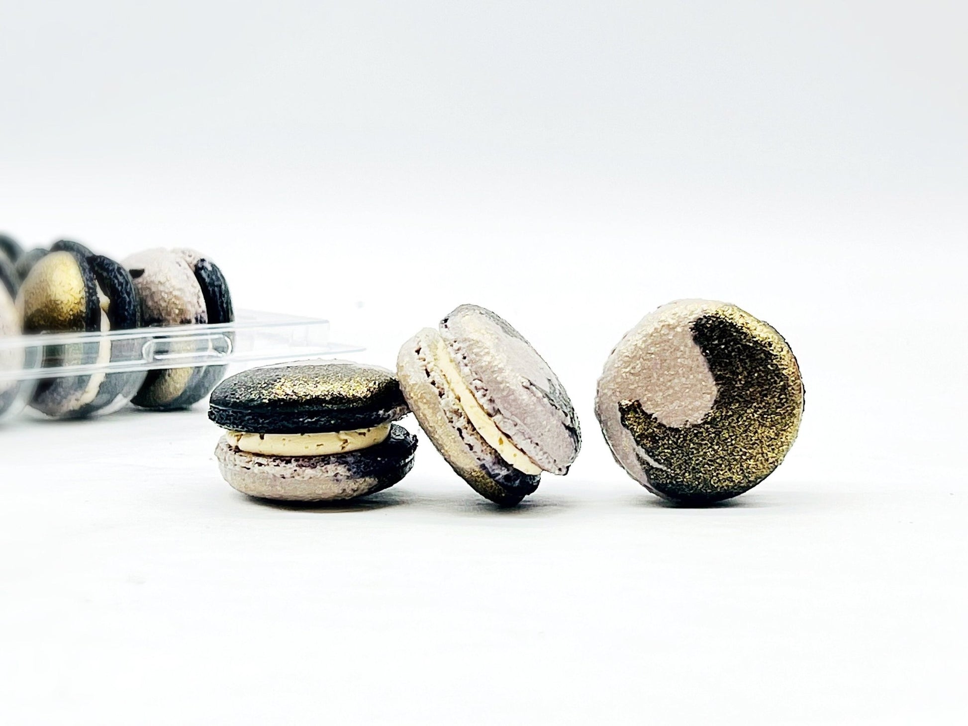 50 Pack The Moon ( Root Beer Flavor ) | French Macaron Value Pack - Macaron Centrale