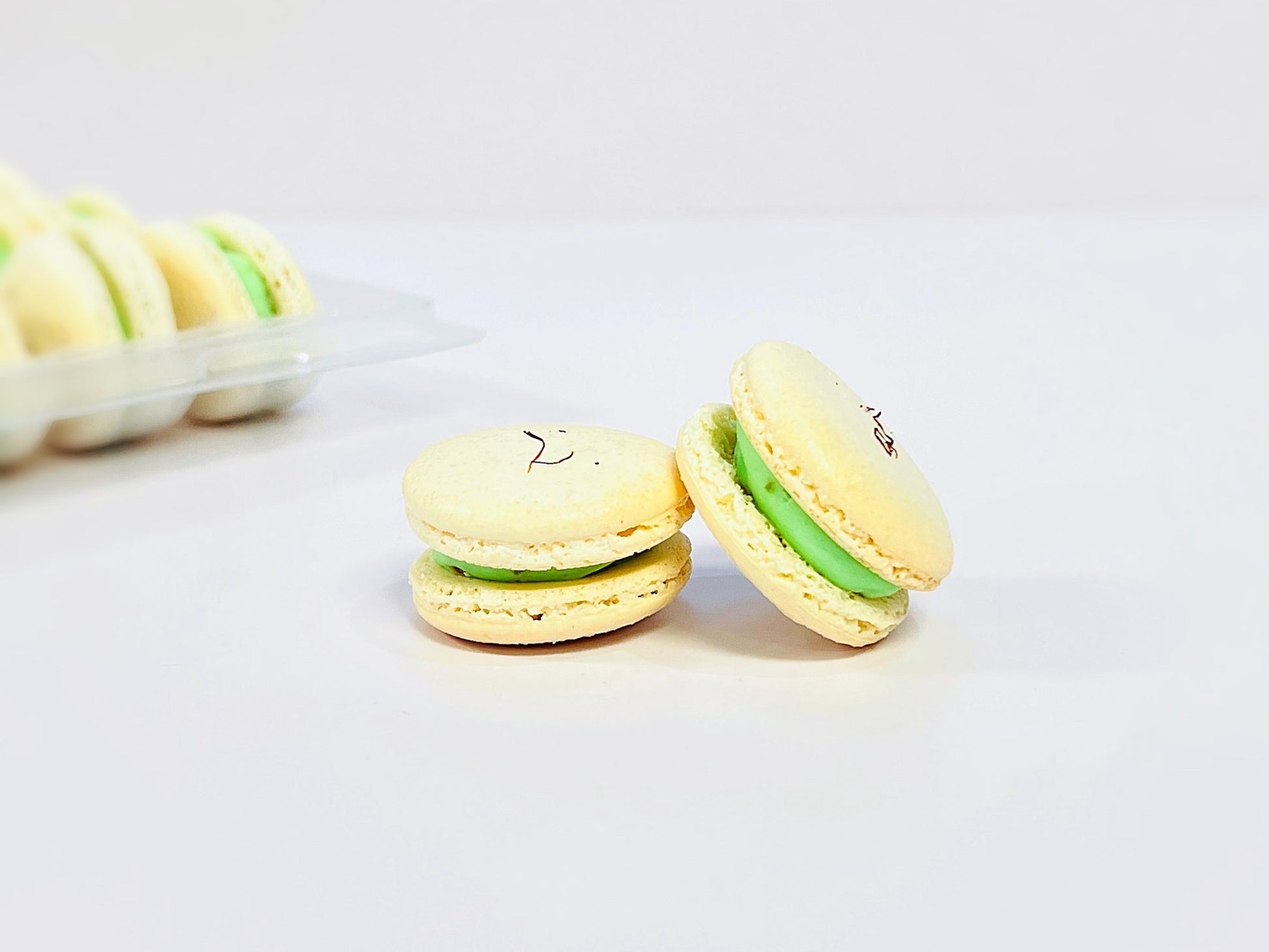 6 Pack Saffron Pistachio French Macaron - Macaron Centrale