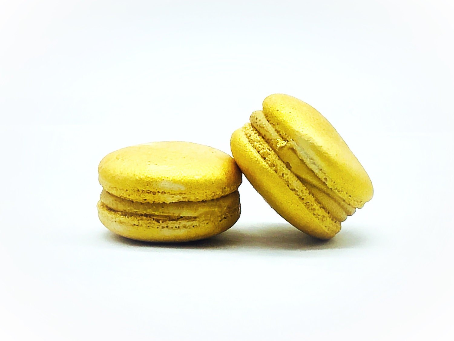 Luxe Mac | Gold Macarons | Ideal for celebratory events. - Macaron Centrale6 Pack