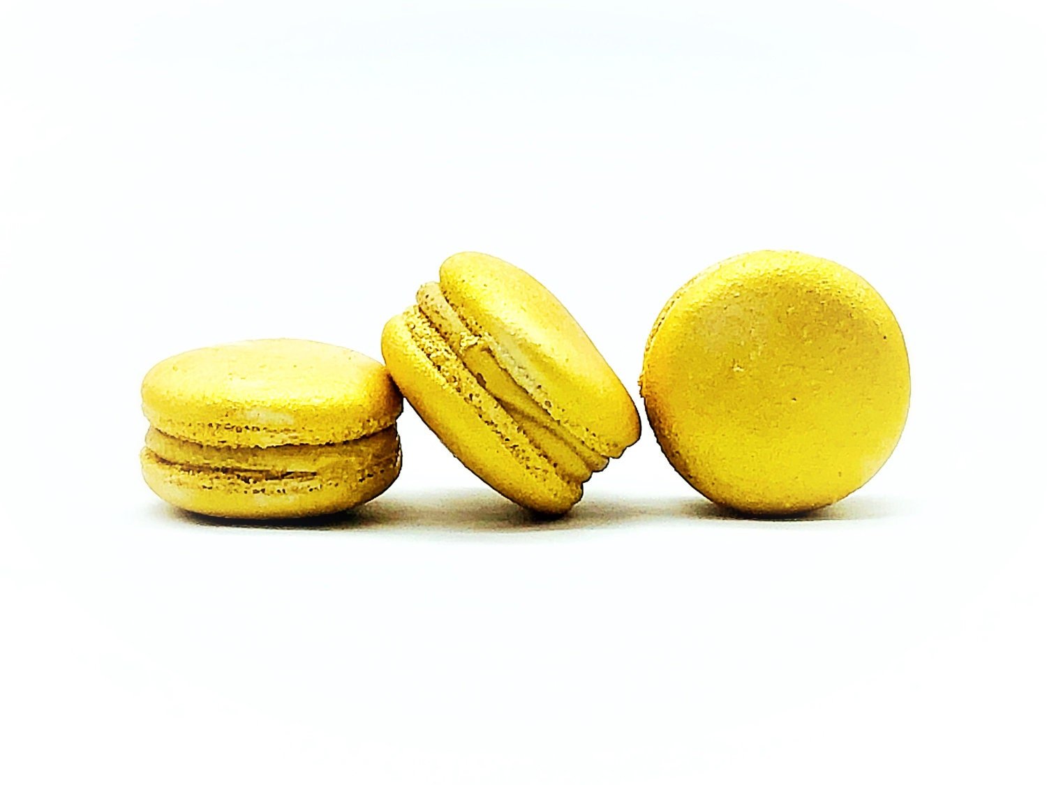 Luxe Mac | Gold Macarons | Ideal for celebratory events. - Macaron Centrale6 Pack