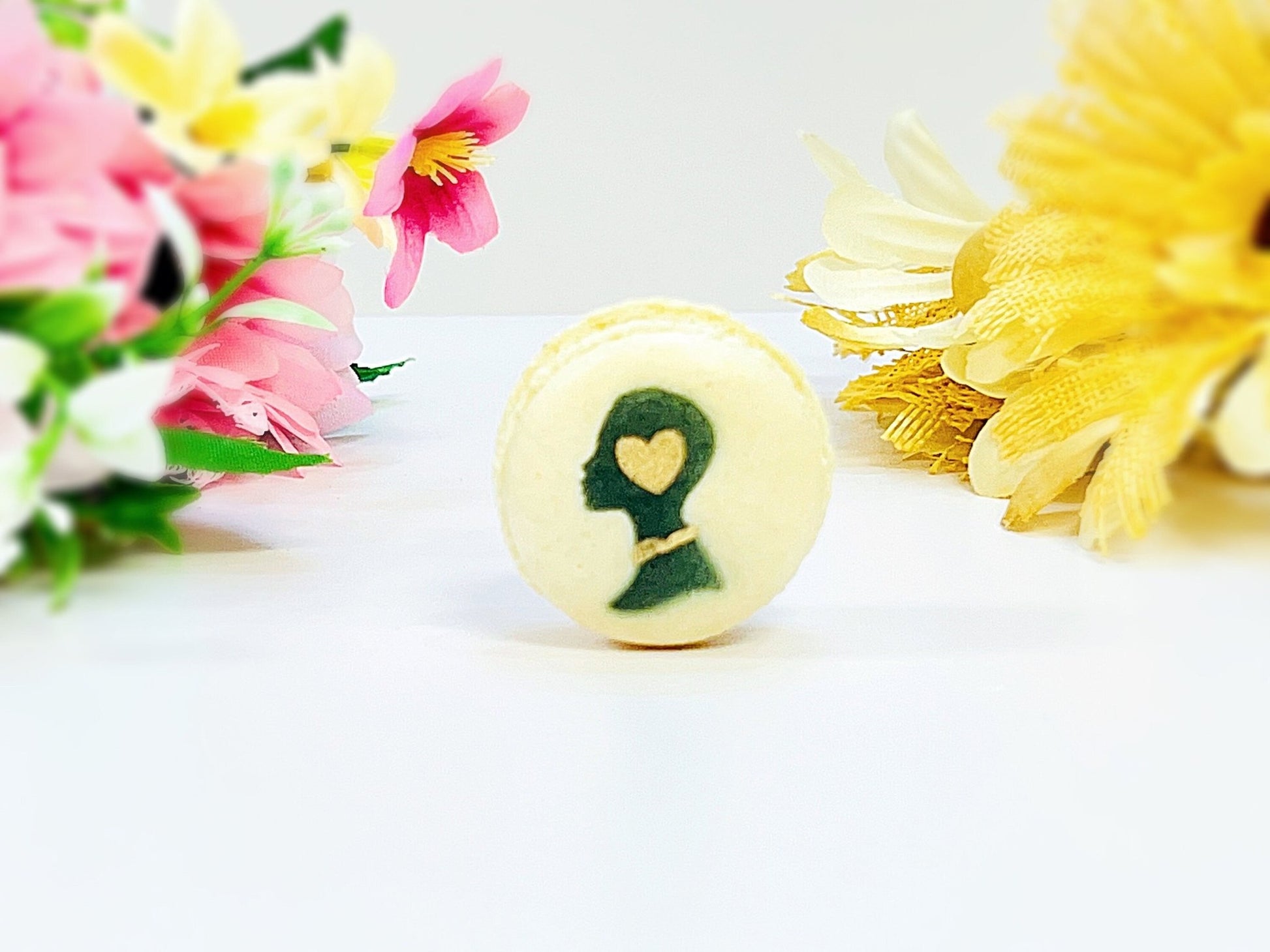Women Love French Macaron Set | Customizable Your Own Flavors | a perfect gift for your loved ones. - Macaron Centrale12 PackGold