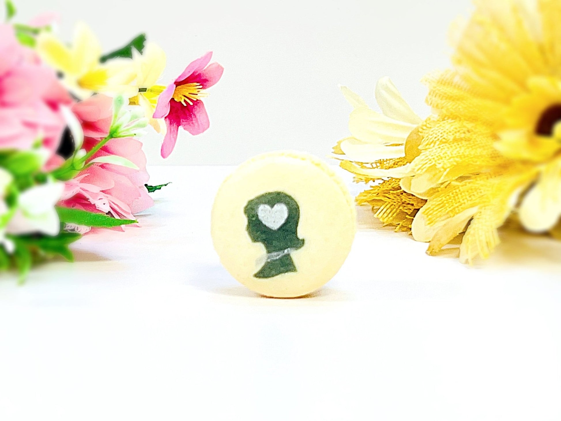 Women Love French Macaron Set | Customizable Your Own Flavors | a perfect gift for your loved ones. - Macaron Centrale12 PackGold