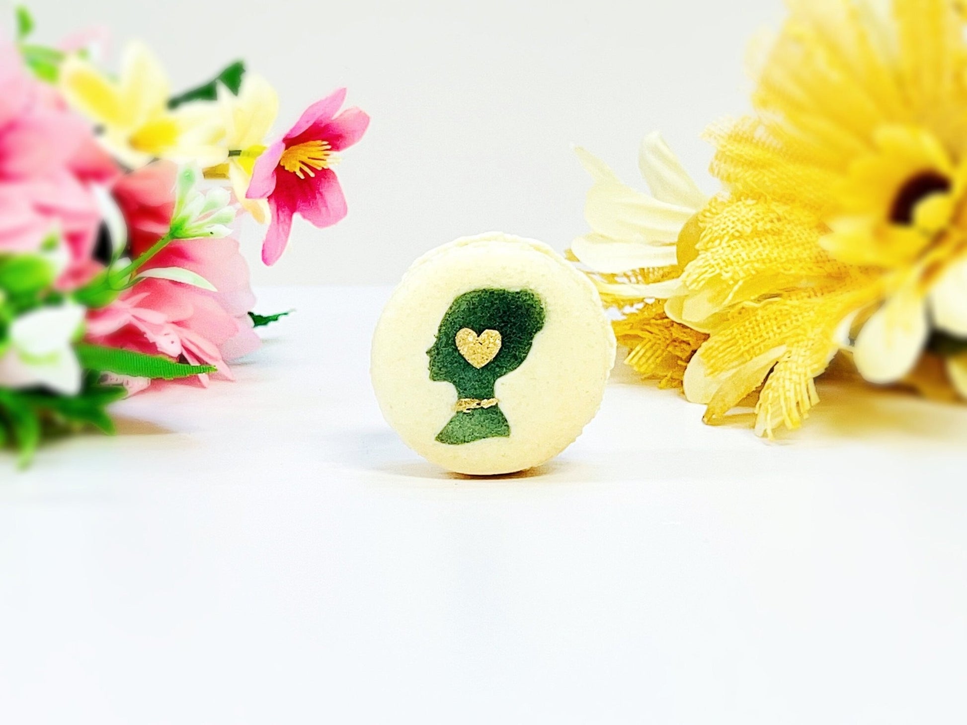 Women Love French Macaron Set | Customizable Your Own Flavors | a perfect gift for your loved ones. - Macaron Centrale12 PackGold
